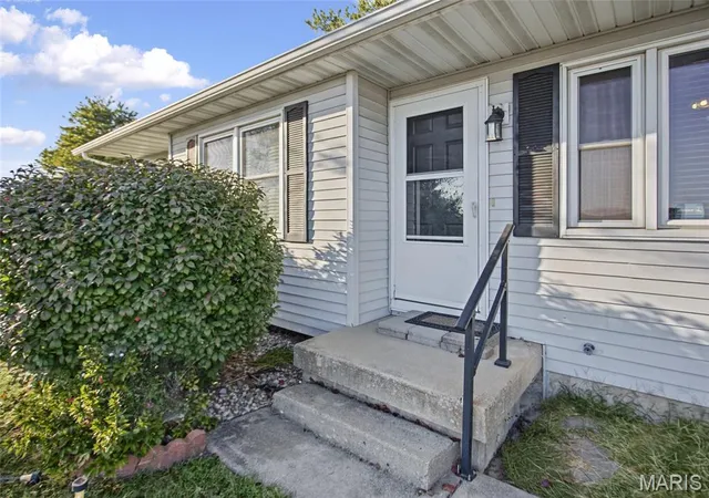 Photo 3 of Single family home for sale at 121 Essex St, Jerseyville, IL 62052 | MLS# MIS26064687 | Listing updated on 2026-10-27
