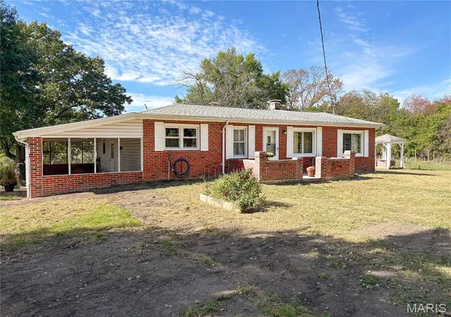 Photo 2 of Single family home for sale at 8421 Beane Ln, Alton, IL 62002 | MLS# MIS26064701 | Listing updated on 2026-10-16