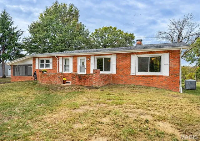 Photo 3 of Single family home for sale at 8421 Beane Ln, Alton, IL 62002 | MLS# MIS26064701 | Listing updated on 2026-10-16