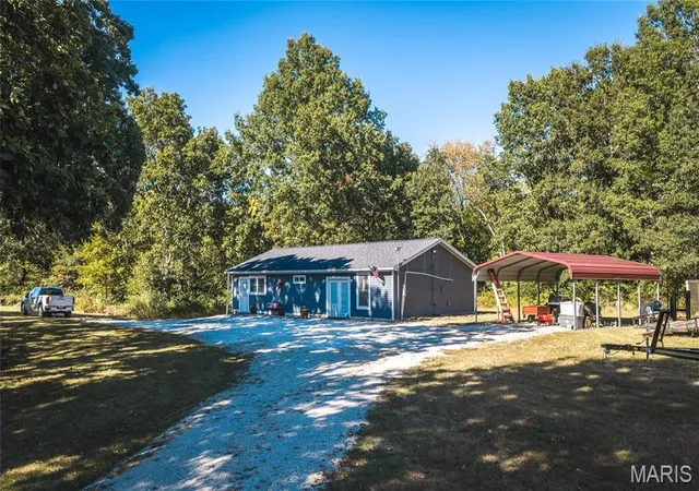 Photo 2 of Single family home for sale at 321 Lake Ln, Hillsboro, IL 62049 | MLS# MIS26064720 | Listing updated on 2026-10-09