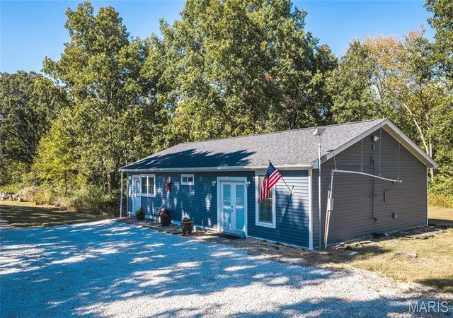 Photo 3 of Single family home for sale at 321 Lake Ln, Hillsboro, IL 62049 | MLS# MIS26064720 | Listing updated on 2026-10-09