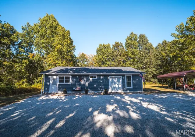 Photo 4 of Single family home for sale at 321 Lake Ln, Hillsboro, IL 62049 | MLS# MIS26064720 | Listing updated on 2026-10-09