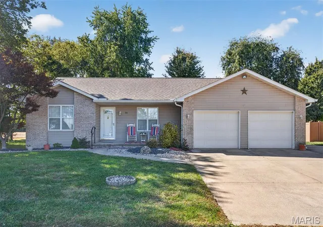 Photo 1 of Single family home for sale at 360 Courtland Dr, Highland, IL 62249 | MLS# MIS26064729 | Listing updated on 2026-10-07