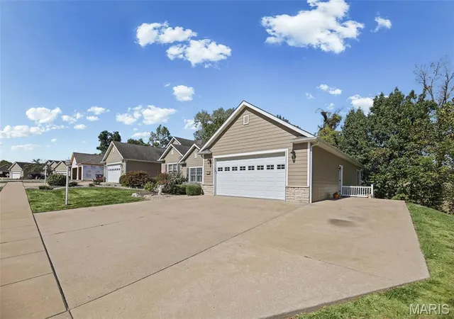 Photo 2 of Condo for sale at 1808 Sycamore Hl Dr, Godfrey, IL 62035 | MLS# MIS26064730 | Listing updated on 2026-10-19