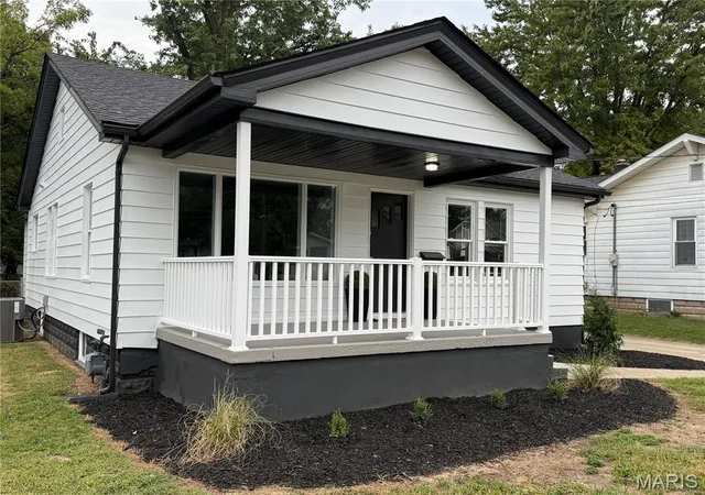 Photo 2 of Single family home for sale at 3625 Aberdeen Ave, Alton, IL 62002 | MLS# MIS26064732 | Listing updated on 2026-10-07