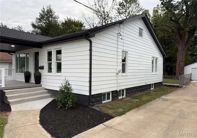 Photo 3 of Single family home for sale at 3625 Aberdeen Ave, Alton, IL 62002 | MLS# MIS26064732 | Listing updated on 2026-10-07