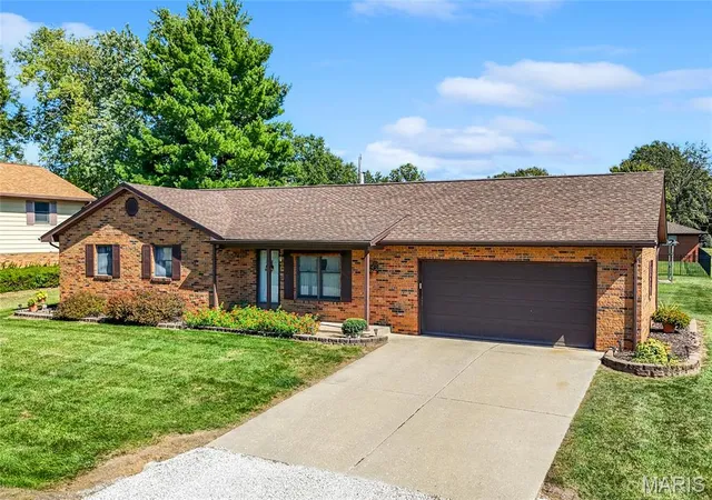 Photo 2 of Single family home for sale at 2 Carol Dr, Waterloo, IL 62298 | MLS# MIS26064747 | Listing updated on 2026-10-12