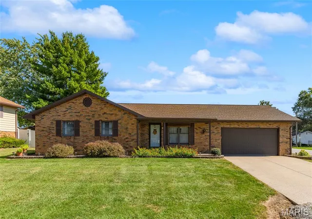 Photo 3 of Single family home for sale at 2 Carol Dr, Waterloo, IL 62298 | MLS# MIS26064747 | Listing updated on 2026-10-12