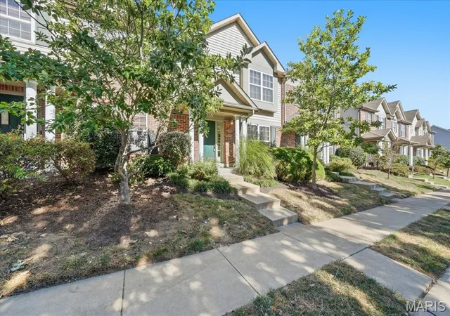 Photo 2 of Townhouse for sale at 300 Montclair Tower Dr, Saint Charles, MO 63303 | MLS# MIS26064758 | Listing updated on 2026-10-09