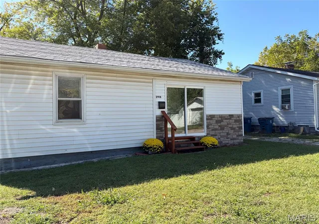Photo 1 of Sale Pending at 2918 Sanford Ave, Alton, IL 62002 | MLS# MIS26064760 | Listing updated on 2026-10-20