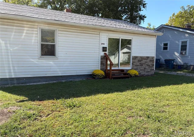 Photo 2 of Sale Pending at 2918 Sanford Ave, Alton, IL 62002 | MLS# MIS26064760 | Listing updated on 2026-10-20