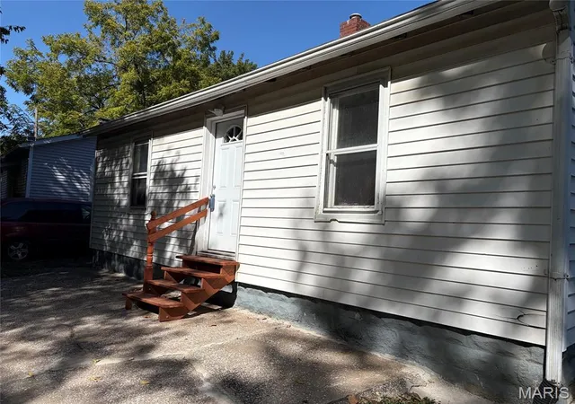 Photo 9 of Sale Pending at 2918 Sanford Ave, Alton, IL 62002 | MLS# MIS26064760 | Listing updated on 2026-10-27