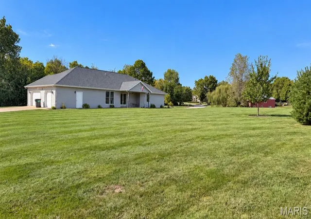 Photo 3 of Single family home for sale at 886 Whispering Hills Dr, Lebanon, IL 62254 | MLS# MIS26064762 | Listing updated on 2026-10-09