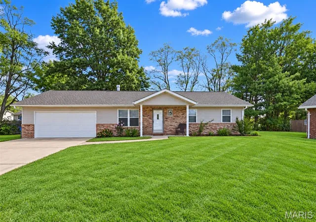 Single family home for sale at 526 Bluestem Ct, Troy, IL 62294 | MLS# MIS26064765