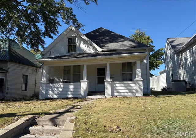 Photo 1 of Sale Pending at 811 Valley St, Chester, IL 62233 | MLS# MIS26064767 | Listing updated on 2026-10-09