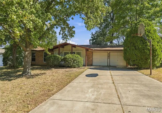 Photo 2 of Single family home for sale at 1154 King Carey Dr, Saint Louis, MO 63146 | MLS# MIS26064770 | Listing updated on 2026-10-19