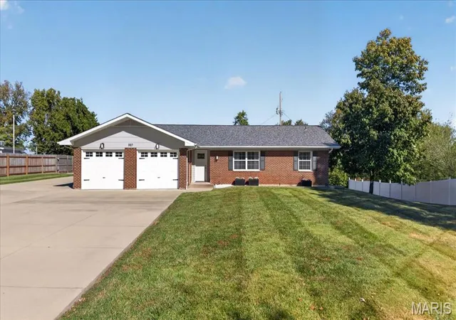 Photo 1 of Sale Pending at 927 Country Hvn Dr, Imperial, MO 63052 | MLS# MIS26064771 | Listing updated on 2026-10-21
