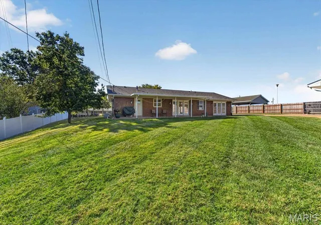 Photo 3 of Sale Pending at 927 Country Hvn Dr, Imperial, MO 63052 | MLS# MIS26064771 | Listing updated on 2026-10-21