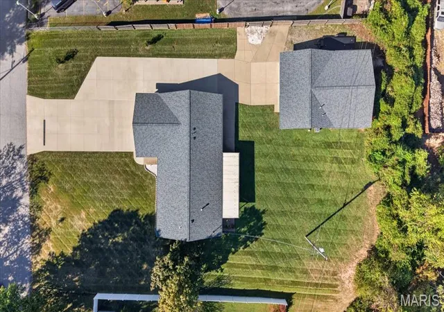 Photo 4 of Sale Pending at 927 Country Hvn Dr, Imperial, MO 63052 | MLS# MIS26064771 | Listing updated on 2026-10-21