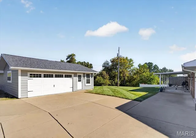 Photo 2 of Sale Pending at 927 Country Hvn Dr, Imperial, MO 63052 | MLS# MIS26064771 | Listing updated on 2026-10-21