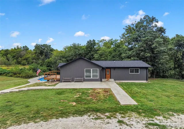Photo 1 of Single family home for sale at 198 Evans Ln, Elsberry, MO 63343 | MLS# MIS26064784 | Listing updated on 2026-10-09