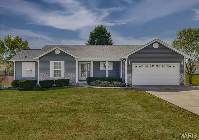 Photo 1 of Single family home for sale at 562 Oak St, Farmington, MO 63640 | MLS# MIS26064831 | Listing updated on 2026-10-09