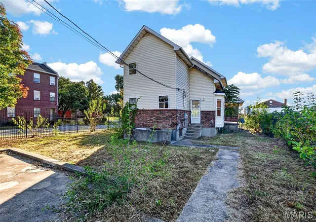Photo 1 of Single family home for sale at 2101 E Obear Ave, Saint Louis, MO 63107 | MLS# MIS26064832 | Listing updated on 2026-10-08
