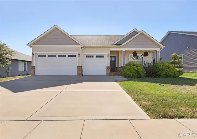 Single family home for sale at 7104 Richmond Dr, Glen Carbon, IL 62034 | MLS# MIS26064847