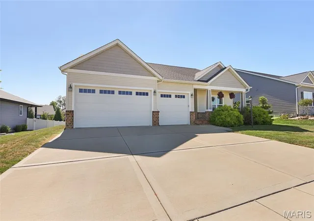 Photo 2 of Single family home for sale at 7104 Richmond Dr, Glen Carbon, IL 62034 | MLS# MIS26064847 | Listing updated on 2026-10-08