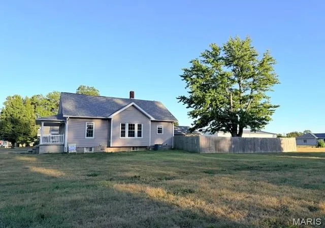 Photo 3 of Single family home for sale at 326 E Cherry St, Hoyleton, IL 62803 | MLS# MIS26064850 | Listing updated on 2026-10-09