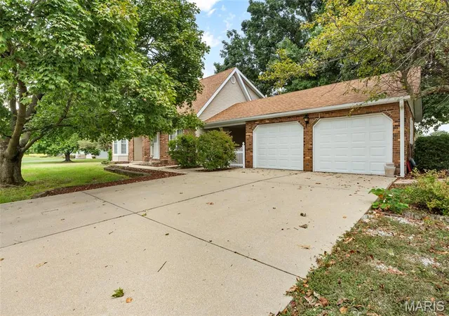 Photo 2 of Single family home for sale at 2202 Reservoir Rd, Staunton, IL 62088 | MLS# MIS26064854 | Listing updated on 2026-10-17