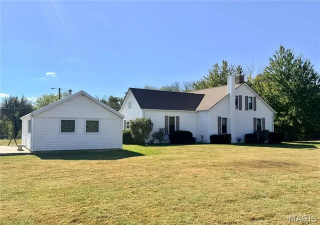 Photo 3 of Single family home for sale at 9808 State Route 4, Lebanon, IL 62254 | MLS# MIS26064859 | Listing updated on 2026-10-23