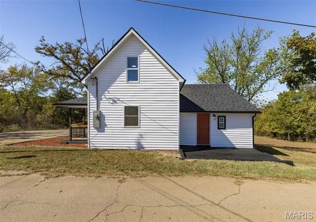Photo 3 of Single family home for sale at 304 Ash St, Bonne Terre, MO 63628 | MLS# MIS26064862 | Listing updated on 2026-10-08
