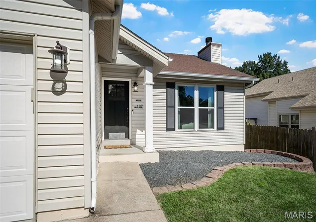 Photo 2 of Single family home for sale at 137 Hollow Crk Dr, Saint Peters, MO 63376 | MLS# MIS26064875 | Listing updated on 2026-10-09
