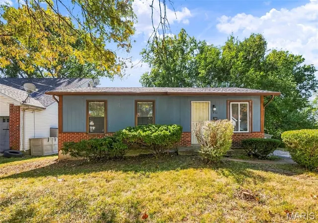 Photo 2 of Sale Pending at 412 New York St, Saint Louis, MO 63122 | MLS# MIS26064876 | Listing updated on 2026-10-18