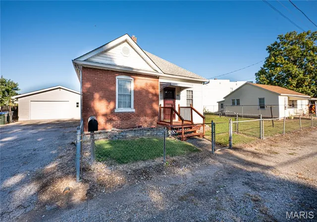 Photo 3 of Single family home for sale at 921 Columbia Rd, Dupo, IL 62239 | MLS# MIS26064886 | Listing updated on 2026-10-09