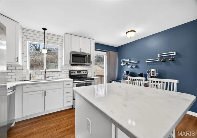 Photo 4 of Sale Pending at 2964 Hallmark Ln, Saint Louis, MO 63125 | MLS# MIS26064888 | Listing updated on 2026-10-18
