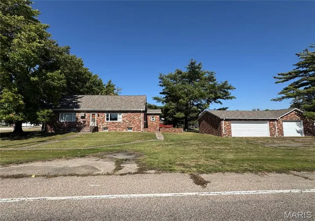 Photo 1 of Single family home for sale at 401 Springfield Rd, Gillespie, IL 62033 | MLS# MIS26064891 | Listing updated on 2026-10-16