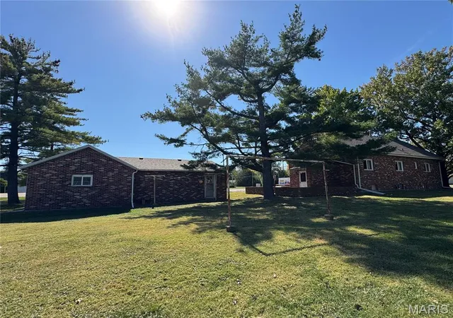 Photo 3 of Single family home for sale at 401 Springfield Rd, Gillespie, IL 62033 | MLS# MIS26064891 | Listing updated on 2026-10-16