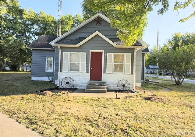 Photo 1 of Single family home for sale at 200 E Main St, Coffeen, IL 62017 | MLS# MIS26064894 | Listing updated on 2026-10-09