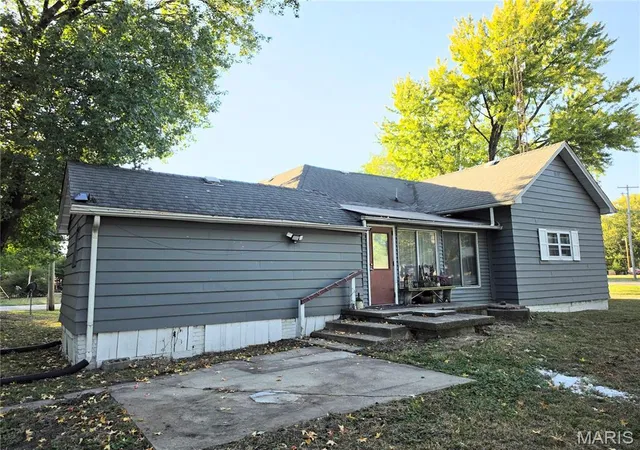 Photo 3 of Single family home for sale at 200 E Main St, Coffeen, IL 62017 | MLS# MIS26064894 | Listing updated on 2026-10-09