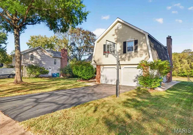 Photo 2 of Single family home for sale at 15056 Isleview Dr, Chesterfield, MO 63017 | MLS# MIS26064919 | Listing updated on 2026-10-21