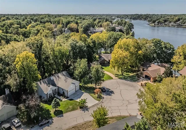 Photo 3 of Single family home for sale at 611 Woodchuck Ln, Lake Saint Louis, MO 63367 | MLS# MIS26064921 | Listing updated on 2026-10-19