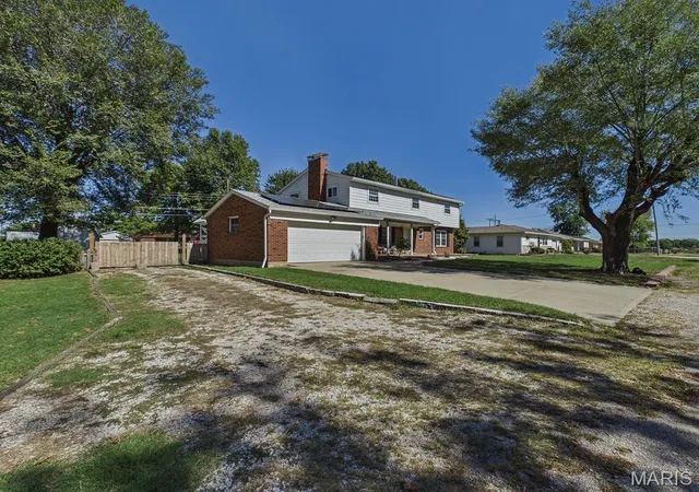 Photo 3 of Single family home for sale at 1411 Norwood Dr, Granite City, IL 62040 | MLS# MIS26064933 | Listing updated on 2026-10-08