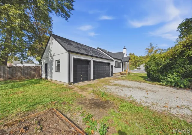 Photo 4 of Single family home for sale at 5408 Heege Rd, Saint Louis, MO 63123 | MLS# MIS26064935 | Listing updated on 2026-10-29