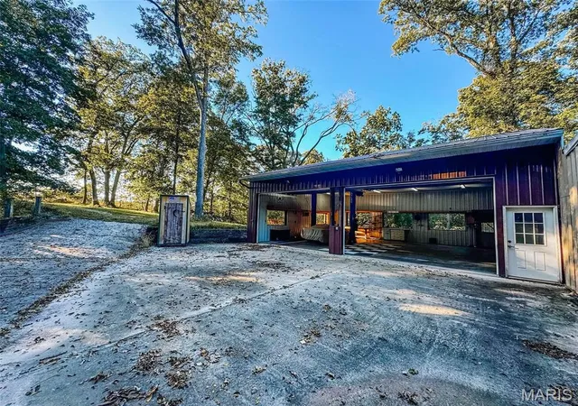 Photo 3 of Single family home for sale at 5450 County Rd 409, Hannibal, MO 63401 | MLS# MIS26064936 | Listing updated on 2026-10-08