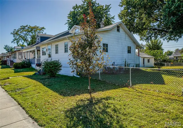 Photo 3 of Single family home for sale at 3017 Buxton Ave, Granite City, IL 62040 | MLS# MIS26064960 | Listing updated on 2026-10-20