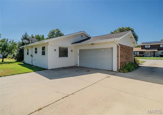 Photo 4 of Single family home for sale at 3232 Newell Dr, Granite City, IL 62040 | MLS# MIS26064962 | Listing updated on 2026-10-20