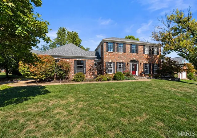 Photo 3 of Sale Pending at 720 Arbor Hvn Dr, Ballwin, MO 63021 | MLS# MIS26064963 | Listing updated on 2026-10-19