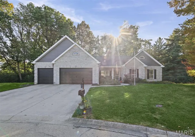 Single family home for sale at 9 7th Fairway Ct, Belleville, IL 62220 | MLS# MIS26064965